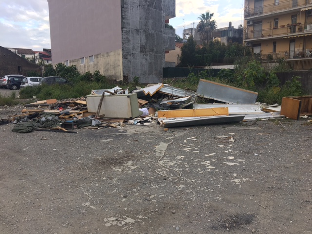 Giarre, bomba ecologica in pieno centro. E tutti in silenzio
