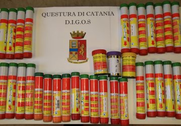 Aci Castello, visita Matteo Salvini: sequestrati dalla Digos numerosi fumogeni