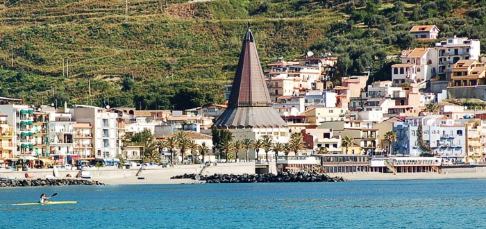 Giardini Naxos, FdI prende posizione sui manufatti sorti di fronte Palazzo Paladino e sulle raccomandate inviate dal Comune per i tributi inevasi