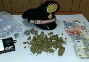 Da Aci Catena ed Aci Sant&rsquo;Antonio per piazzare &ldquo;l&rsquo;erba&rdquo;: insospettabile in manette