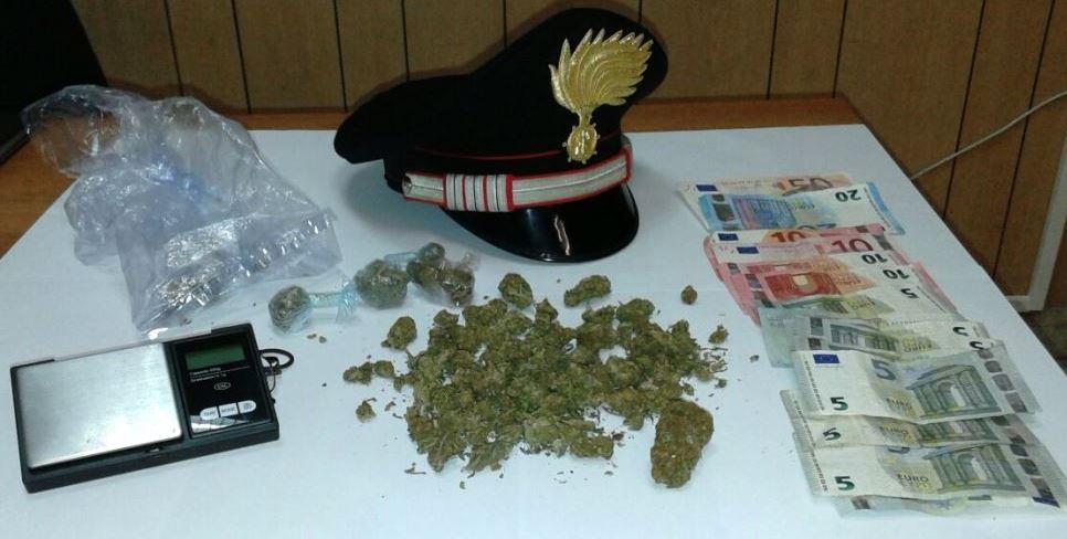 Da Aci Catena ed Aci Sant’Antonio per piazzare “l’erba”: insospettabile in manette