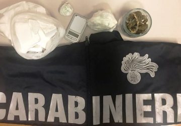 Usa il figlio di 8 anni per eludere i controlli e trasportare mezzo chilo di cocaina. Arrestato