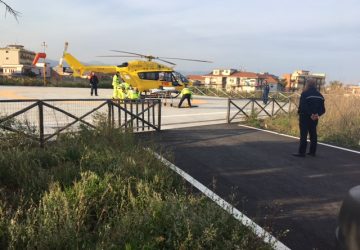 Cavallo scalcia e ferisce 27enne. Interviene l'elisoccorso  VIDEO