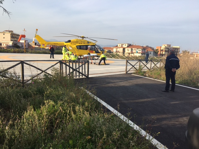 Cavallo scalcia e ferisce 27enne. Interviene l’elisoccorso  VIDEO