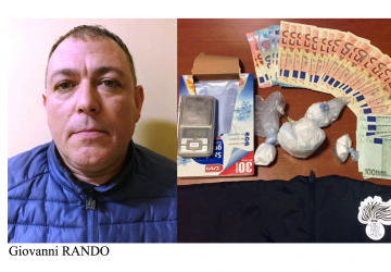 Pedinato da Catania ad Aci Catena. Perquisizione in casa con sequestro di &ldquo;coca&rdquo; e soldi