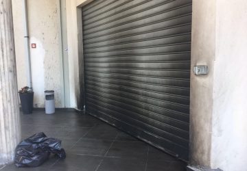 Giarre, a fuoco saracinesca del negozio "Sportivo". Si sospetta matrice estorsiva. Immortalato dalle telecamere un uomo con il volto coperto VIDEO