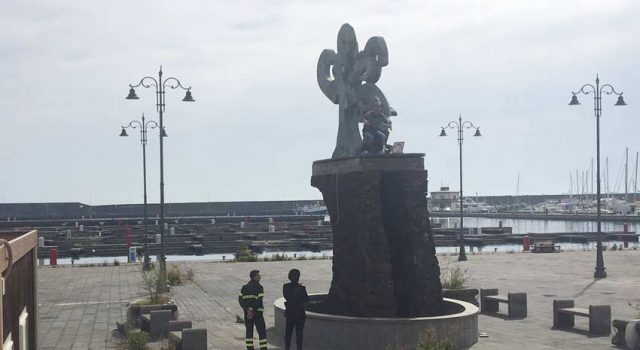 Riposto: minaccia di darsi fuoco e si arrampica in cima al monumento del porto. Scende dopo 5 ore  VIDEO