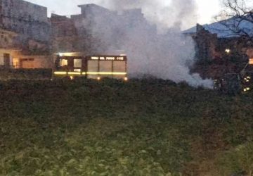 Giarre, incendio in via Anselmi. Intervento dei Vigili del fuoco
