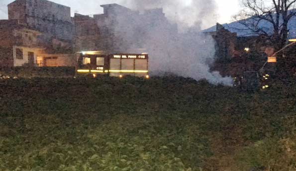 Giarre, incendio in via Anselmi. Intervento dei Vigili del fuoco