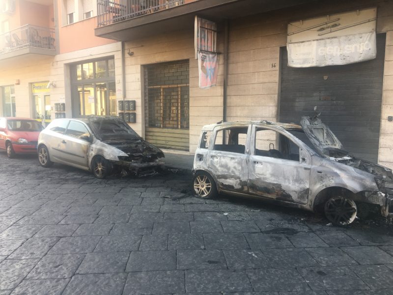 Duplice incendio auto in via Marconi a Riposto VIDEO