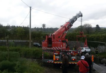 Giarre, Panda finisce nel greto del torrente Macchia: un ferito. Intervento dei vigili del fuoco