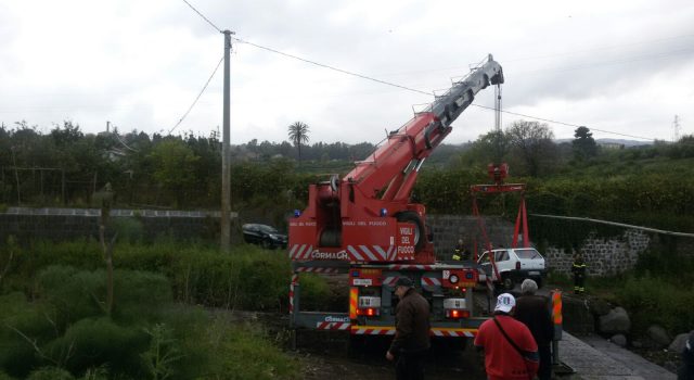 Giarre, Panda finisce nel greto del torrente Macchia: un ferito. Intervento dei vigili del fuoco