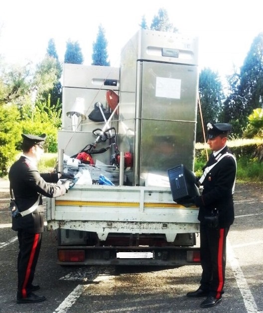 Zafferana, ladro giarrese arrestato mentre svaligia un ristorante