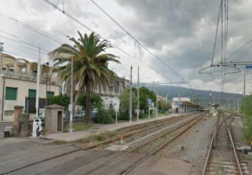 Giarre, giovane nigeriano aggredisce sul treno il controllore. Alla Stazione baruffa anche con i carabinieri: arrestato