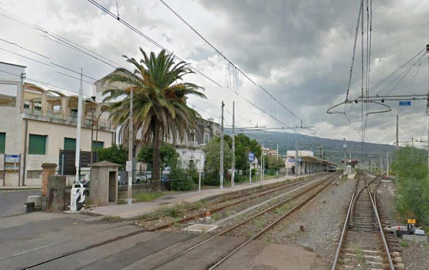 Giarre, giovane nigeriano aggredisce sul treno il controllore. Alla Stazione baruffa anche con i carabinieri: arrestato