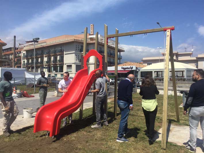 Riposto, allestita un’area ludica in piazza della Vittoria