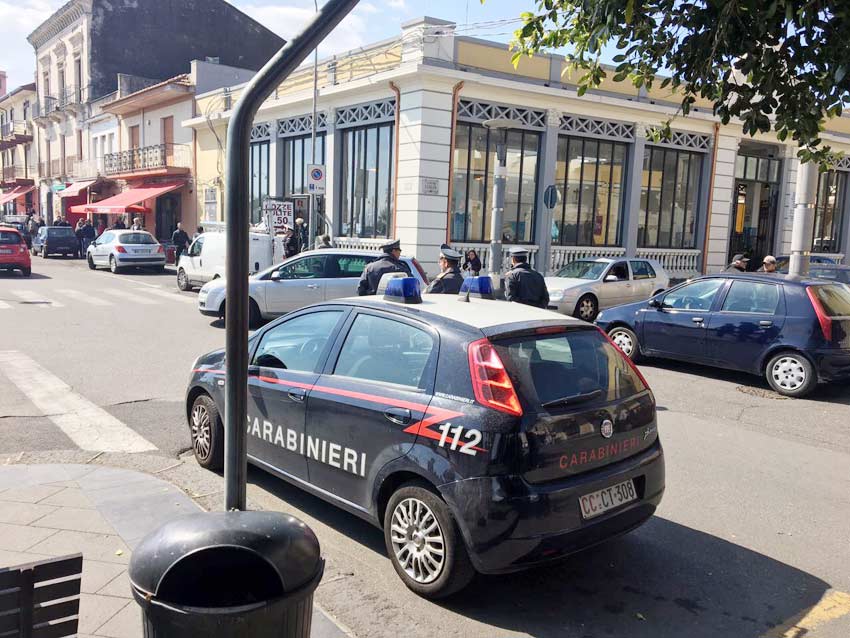 Riposto, rapina al bar di via Roma: in azione malviventi armati di coltello