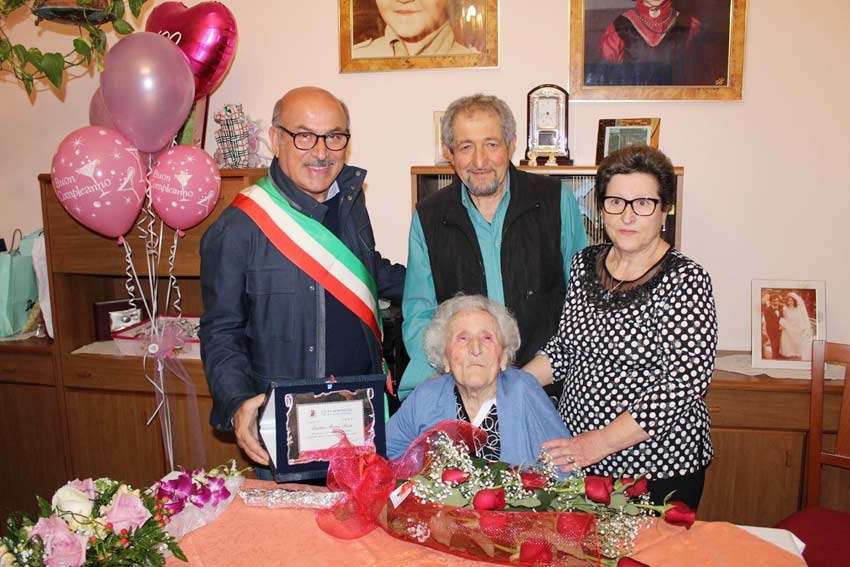 Torre Archirafi: festa per la nonnina che compie 100 anni