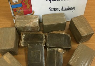 A bordo di un autobus Sais con 40 panetti di droga