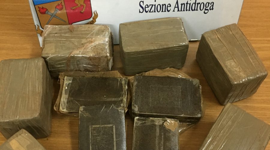 A bordo di un autobus Sais con 40 panetti di droga