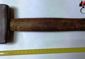 Trascina la ex fidanzata sull&rsquo;asfalto afferrandola per i capelli: i CC lo stavano pedinando. Arrestato