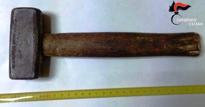 Trascina la ex fidanzata sull’asfalto afferrandola per i capelli: i CC lo stavano pedinando. Arrestato