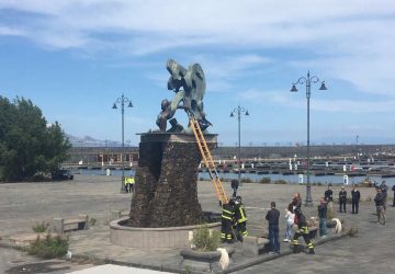 Riposto: minaccia di darsi fuoco e si arrampica in cima al monumento del porto. Scende dopo 5 ore  VIDEO
