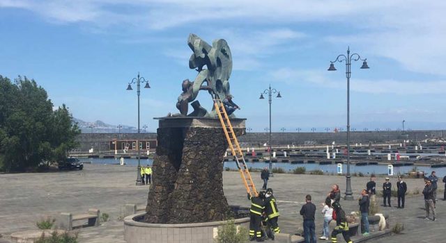Riposto: minaccia di darsi fuoco e si arrampica in cima al monumento del porto. Scende dopo 5 ore  VIDEO