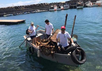 Acireale, volontari raccolgono oltre 1500 kg di rifiuti dal fondale e dalla spiaggia di Santa Maria la Scala