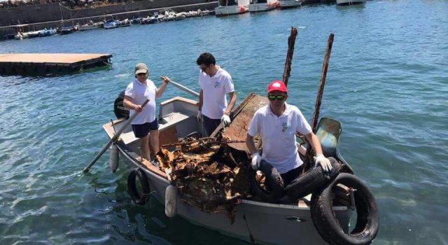 Acireale, volontari raccolgono oltre 1500 kg di rifiuti dal fondale e dalla spiaggia di Santa Maria la Scala