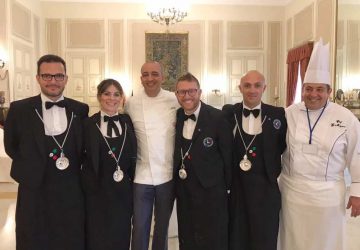 Lo chef catanese Gianluca Mignemi, accanto al bistellato Pino Cuttaia al pranzo per il gruppo dei consorti del G7