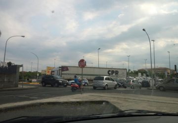 Riposto, tir si scontra con un'auto