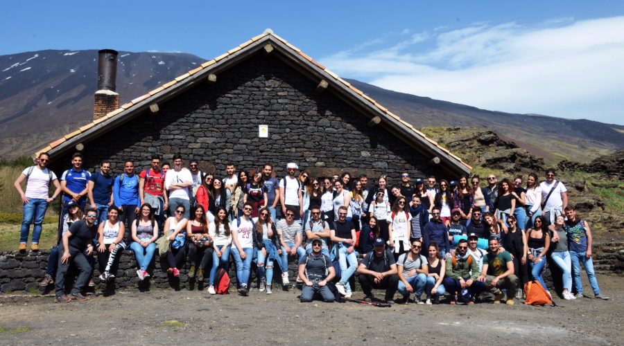 “ScarpinAres”: un centinaio di ragazzi, tra curiosi e temerari delle escursioni, hanno attraversato i sentieri dell’Etna