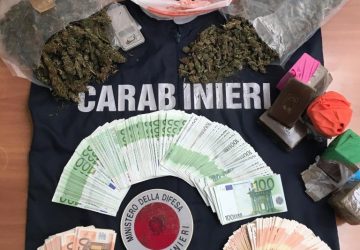 L’autosalone come copertura per nascondere la droga: titolare in manette. Sequestrati 3 kg di droga e 46.000 euro in contanti