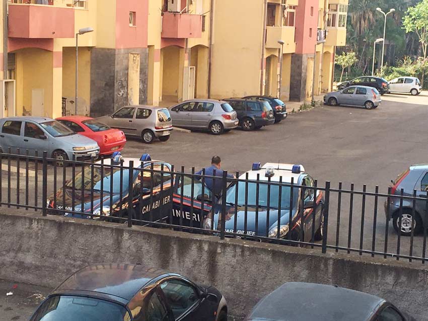 Giarre, blitz dei carabinieri in un alloggio popolare: trovata una pistola e droga