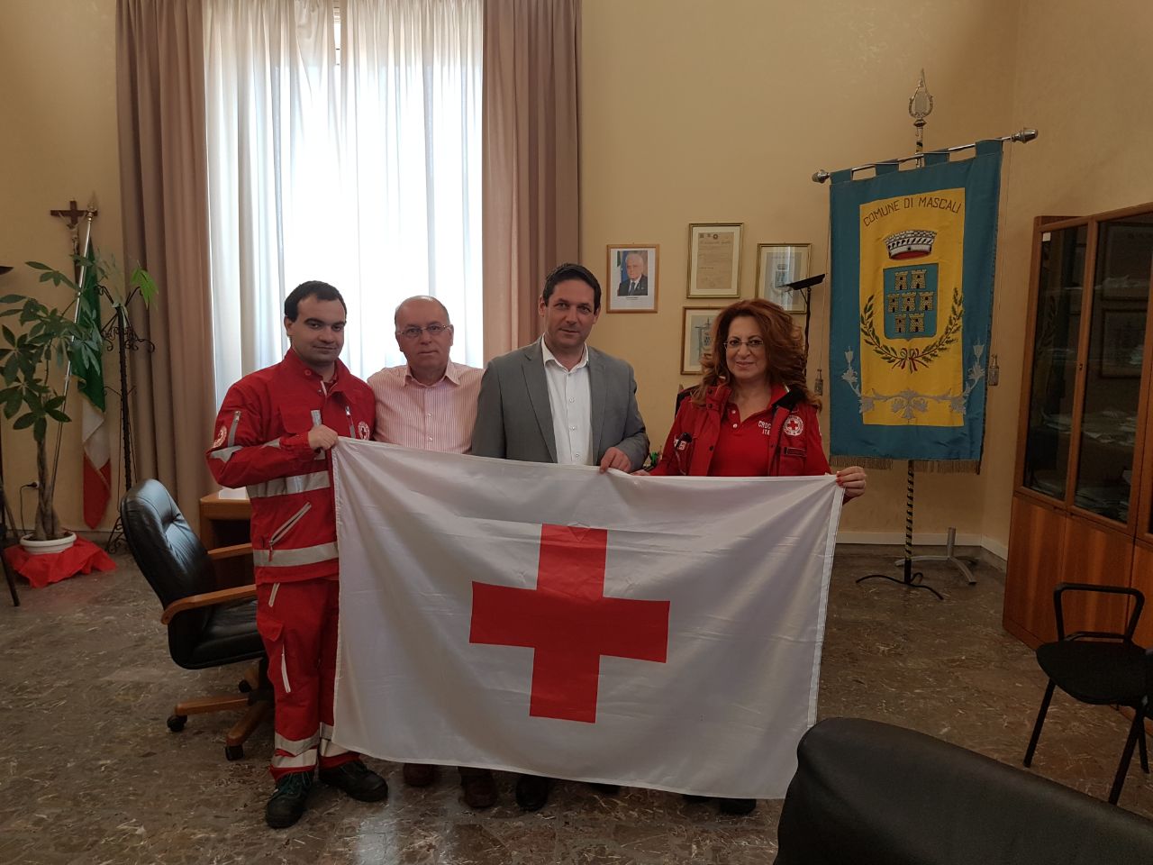 Mascali, esposto in Municipio il vessillo della Croce Rossa Italiana
