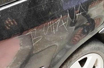 Si contendono lo stesso ragazzo e le incidono l'auto con scritte diffamanti: denunciate in quattro