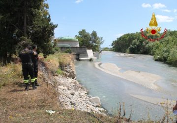 Giardini Naxos: trovato il cadavere di un uomo nel fiume Alcantara. Identificato: era un turista svedese