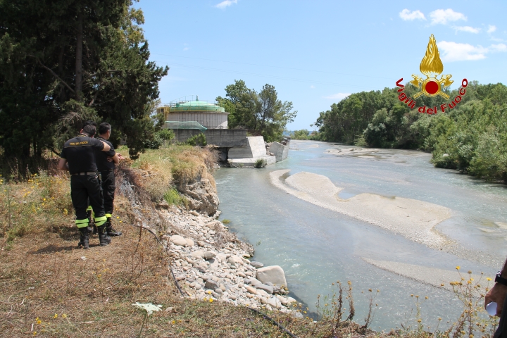 Giardini Naxos: trovato il cadavere di un uomo nel fiume Alcantara. Identificato: era un turista svedese