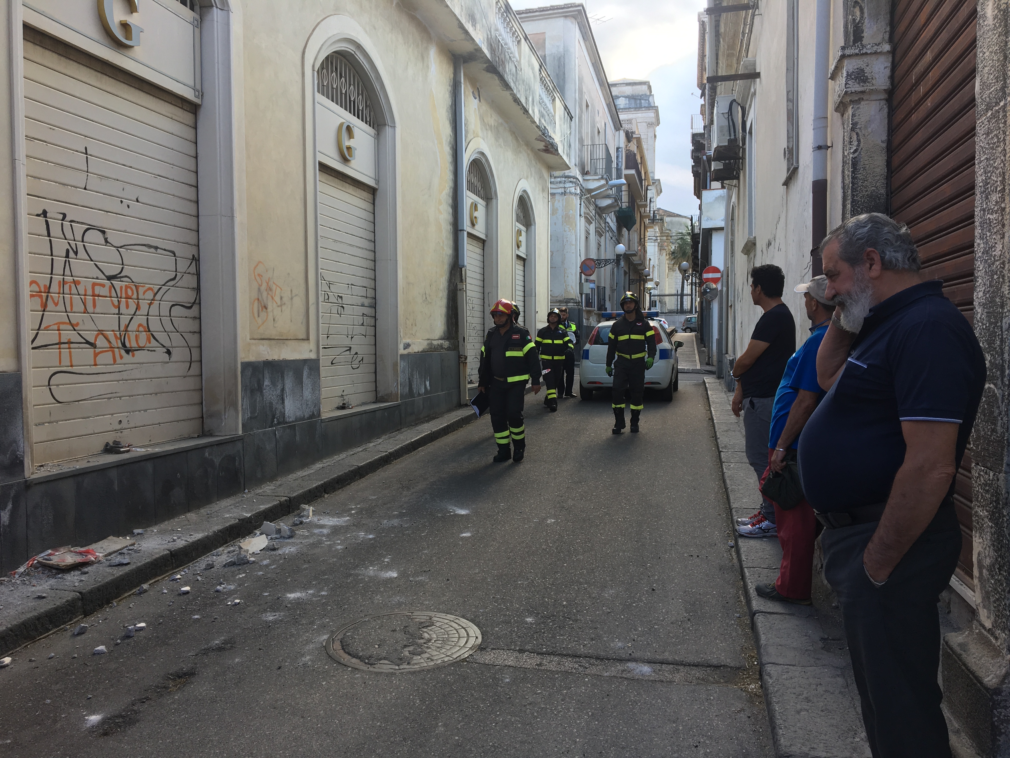 Giarre, frammenti di intonaco sulla strada. Intervento dei vigili del fuoco