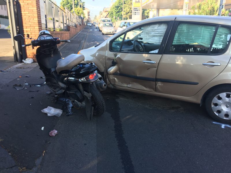 Giarre, scooter contro auto: un ferito