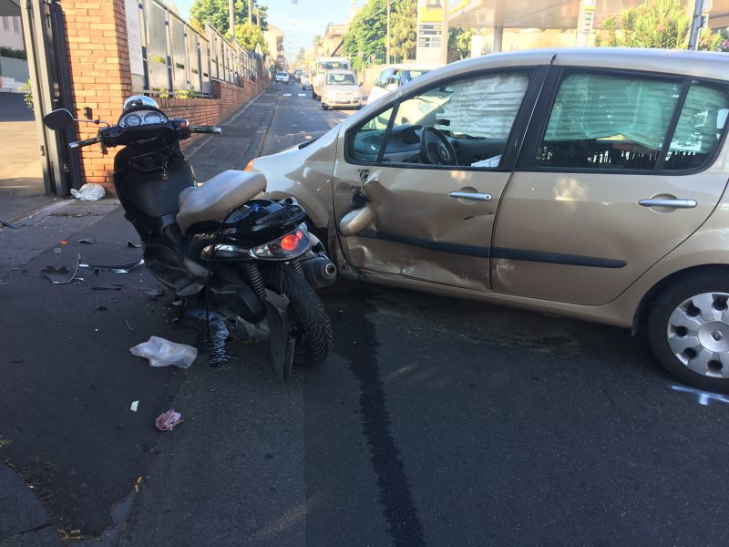 Giarre, scooter contro auto: un ferito