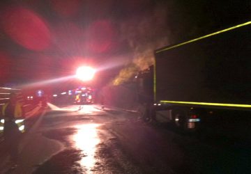 Fiumefreddo, a fuoco ruota di un Tir: intervento dei vigili del fuoco