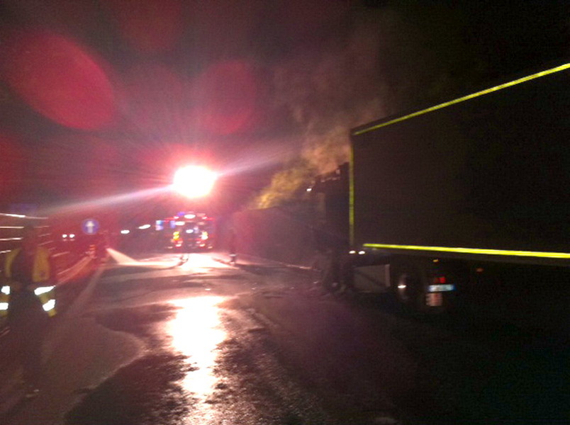 Fiumefreddo, a fuoco ruota di un Tir: intervento dei vigili del fuoco