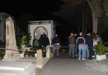 Catania, donna uccisa al cimitero: arrestato il figlio della vittima. Decisivo il Dna  VIDEO
