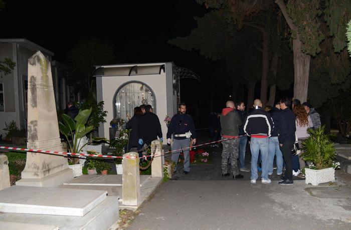 Catania, donna uccisa al cimitero: arrestato il figlio della vittima. Decisivo il Dna  VIDEO