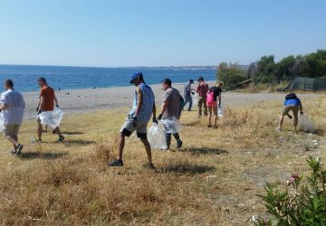 Mascali, militari Usa ripuliscono la spiaggia di Fondachello