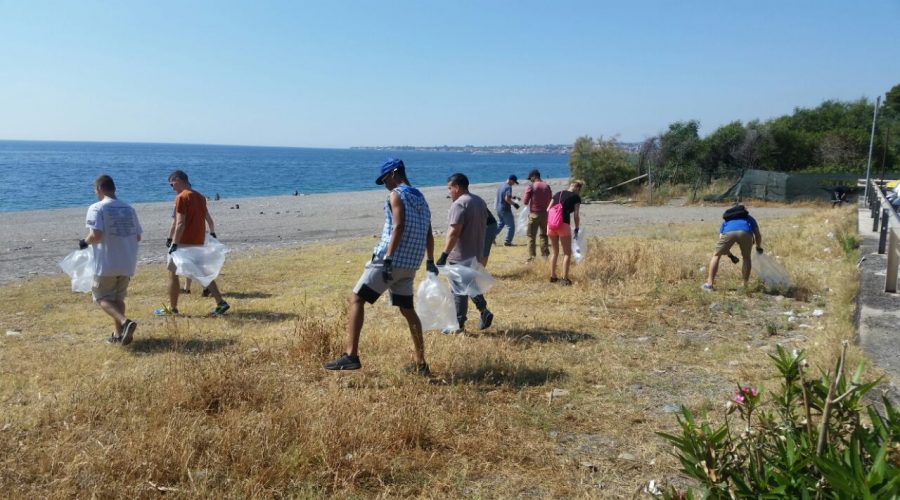 Mascali, militari Usa ripuliscono la spiaggia di Fondachello