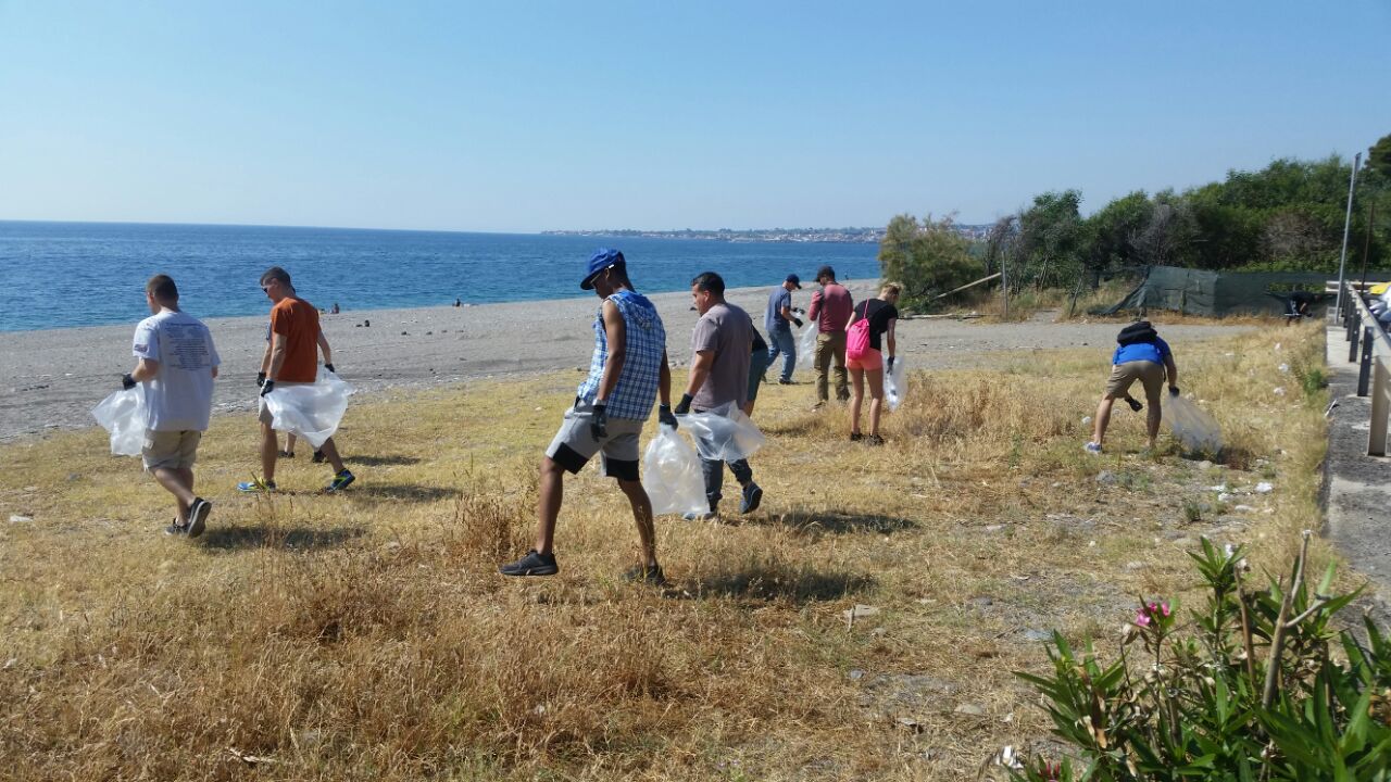 Mascali, militari Usa ripuliscono la spiaggia di Fondachello