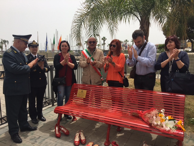 Riposto, inaugurata la panchina rossa contro il femminicidio